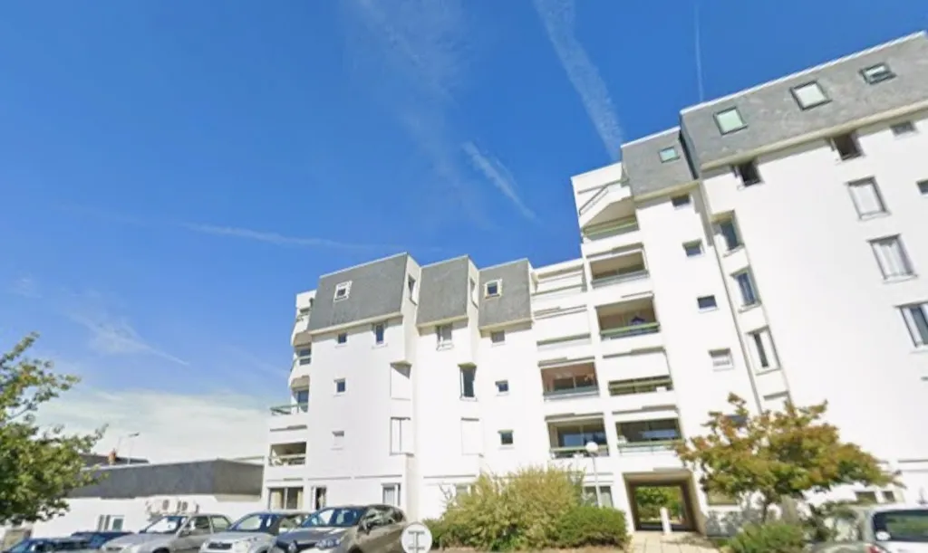 Välivaade - 3-Bed Apartment with West View in Châtellerault