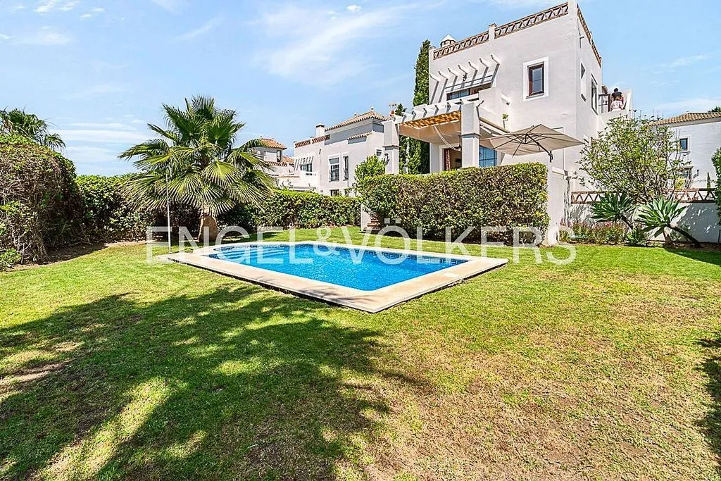 Bassein - Villa with Pool and Sea Views in Estepona