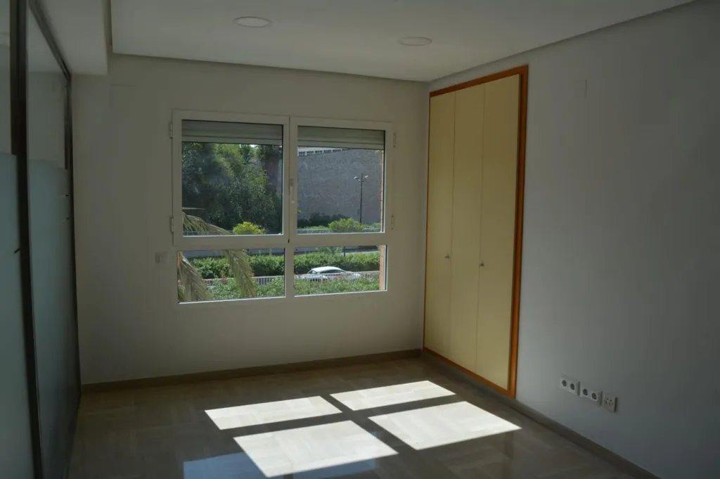 Rooms - Office with Corner Location in Valencia