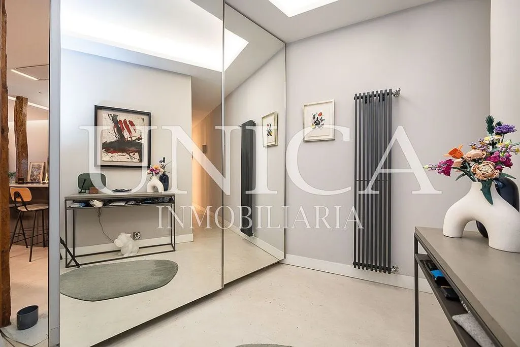 Esik - Modern Flat with Balcony in Malasaña