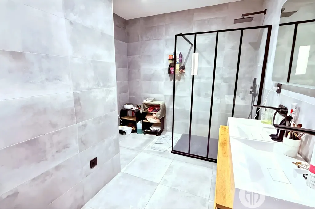 Salles de bain - Maison Contemporaine avec Piscine à Chanas