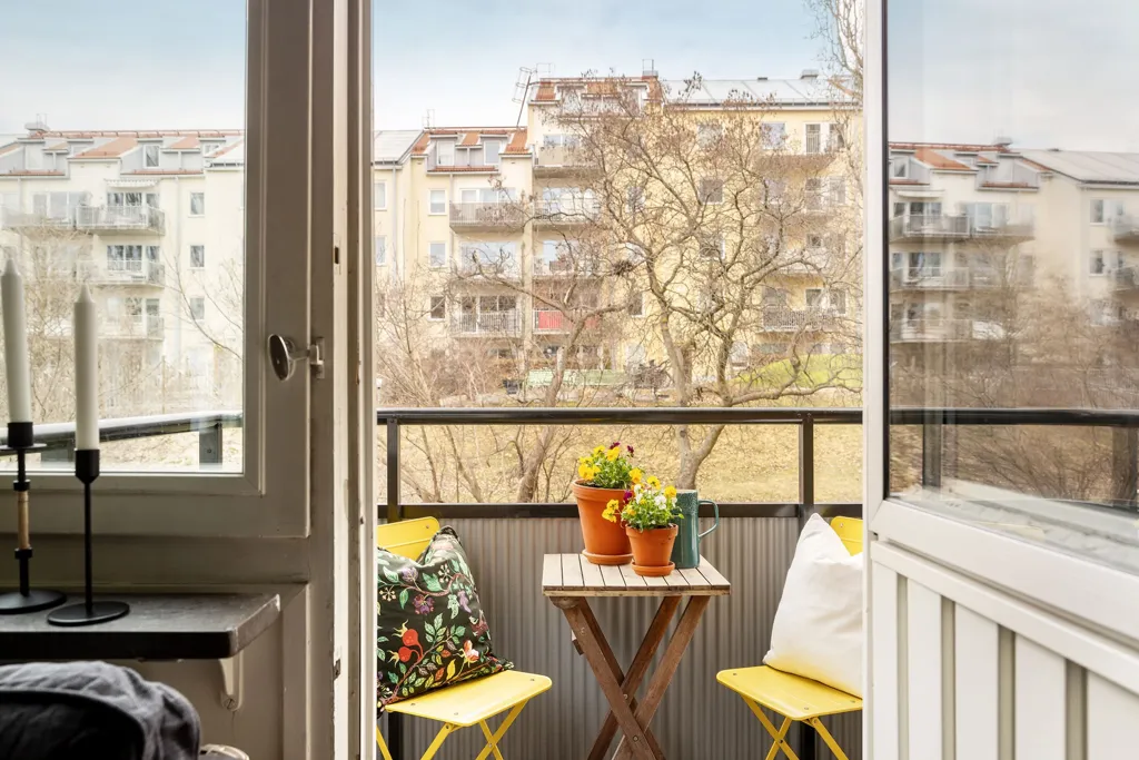 Balcony - Funkis-Style Flat with Balcony in Årsta