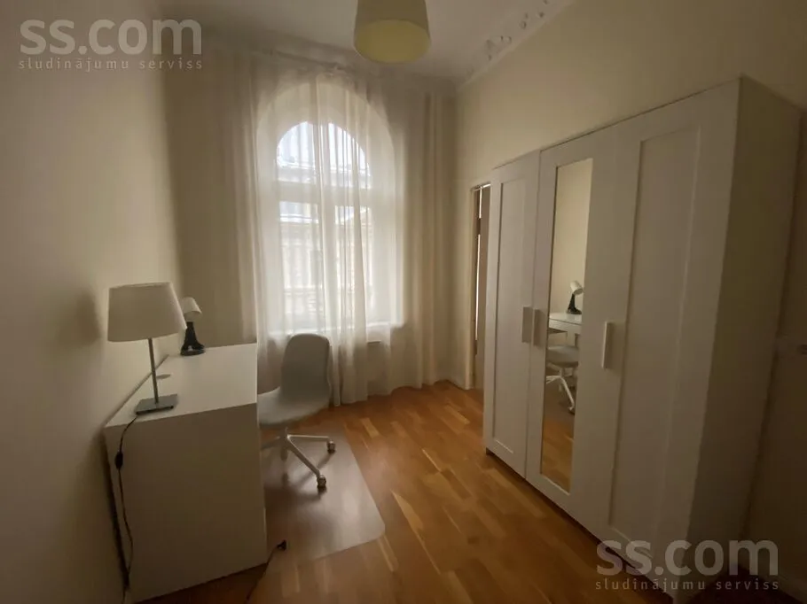 Chambres - Furnished Apartment with High Ceilings in Riga Centre