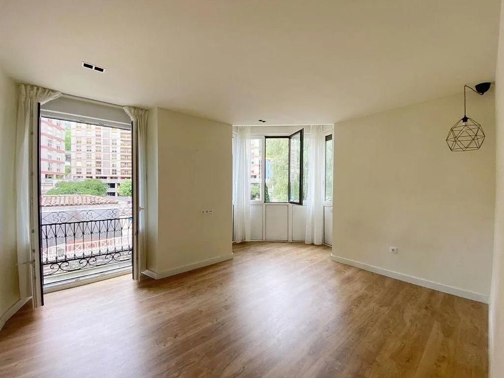 Stanze - Reformed Flat with Large Windows in Urkizu