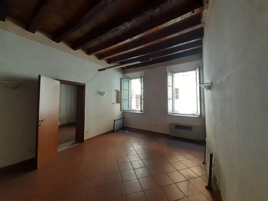 Pièces - Historic Building with Potential for Apartments in Mantova