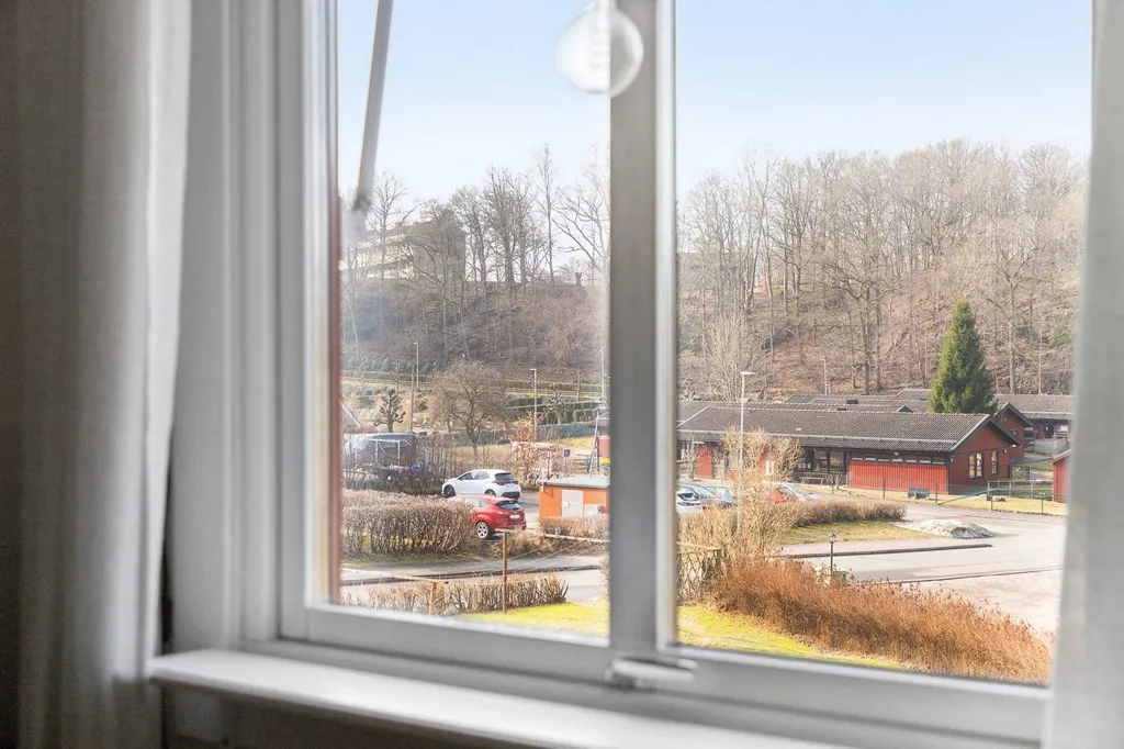 Pièces - Renovated Two-Bedroom Flat with West View in Surte