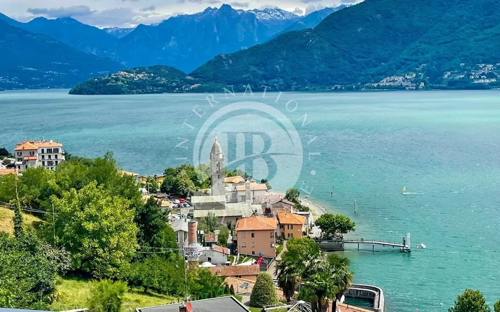 Penthouse with Lake View and Solarium in Como