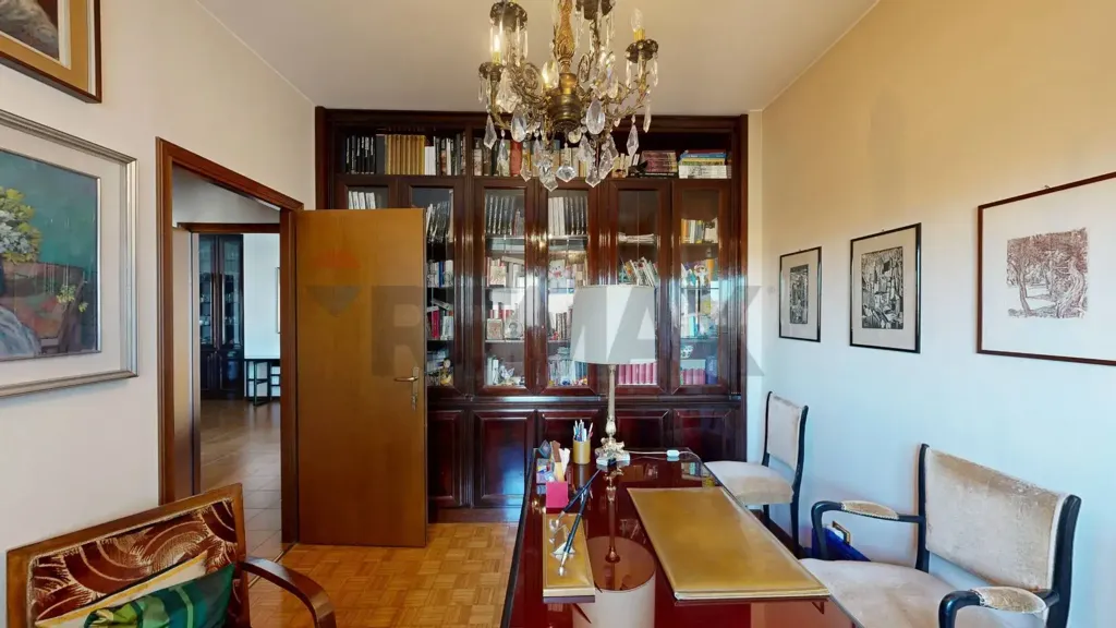 Bureau - Four-Bedroom Apartment with Balcony in Milan
