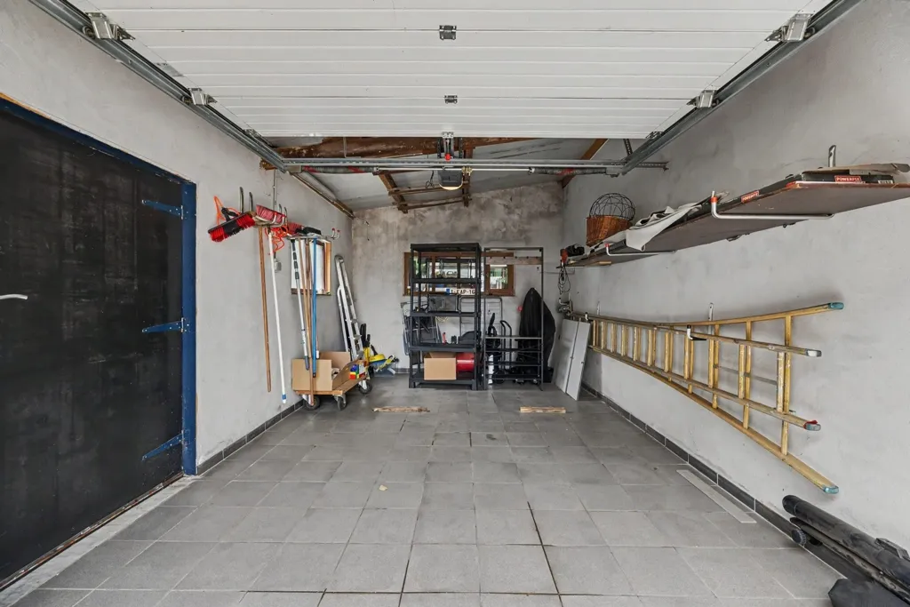 Garage - Maison Charmante avec Jardin à Kieldrecht