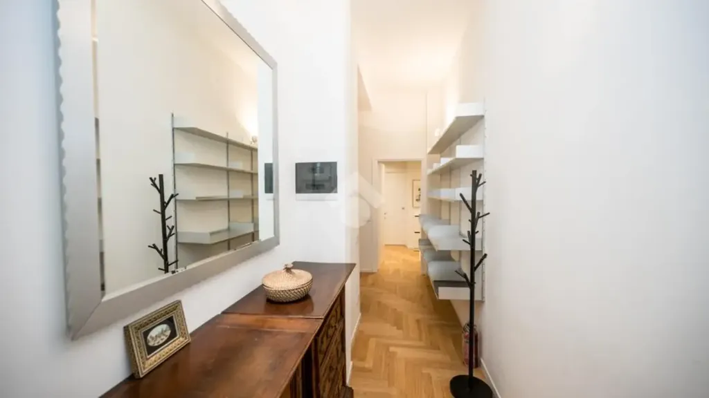 Esik - Elegant Trilocale with Balcony in Milan