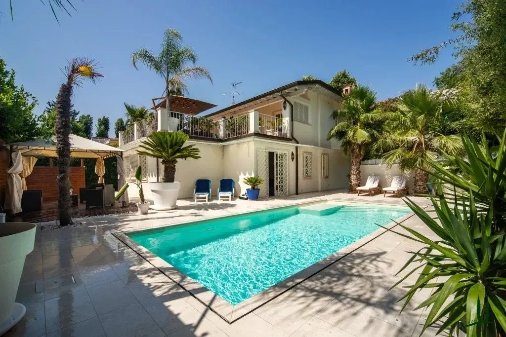 Pool - Luxury Villa with Pool in Pietrasanta
