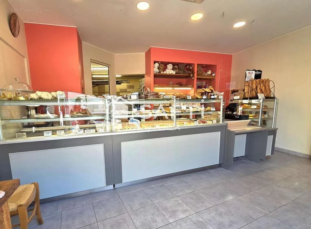 Commercial property in Saint-Laurent-D'aigouze