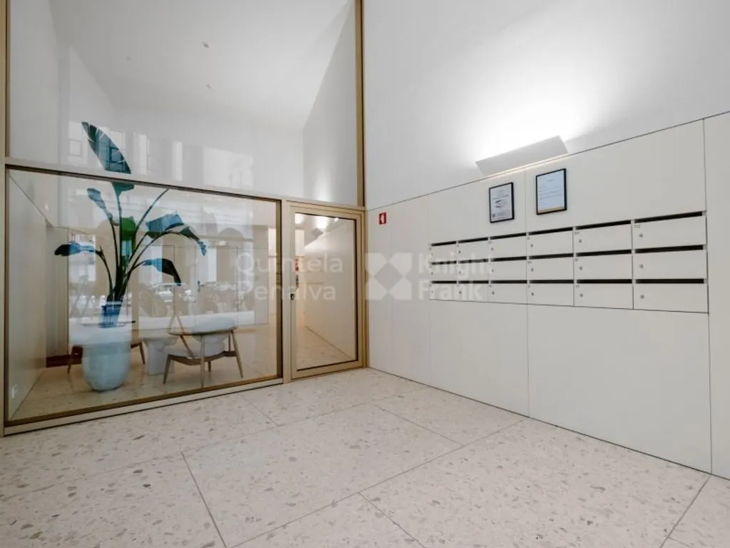 Entrée - Luxury Apartment with Golden Frames in Lisbon