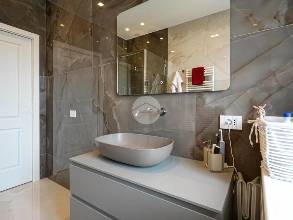 Salles de bain - Fully Furnished Triplex with Balcony in Pero