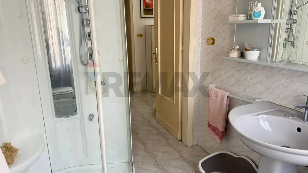 Bathrooms - Villa with 1,200m² Garden in Adria
