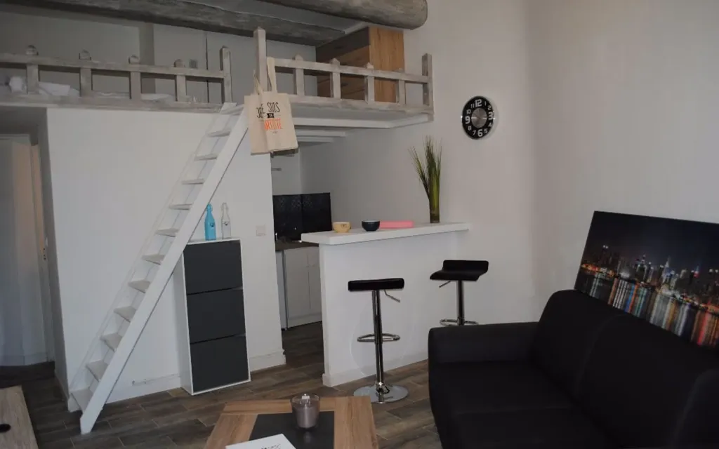 Séjour - Studio Meublé avec Mezzanine à Nîmes