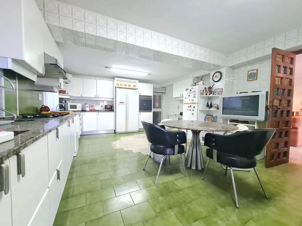 Cuisine - Señorial Chalet for Renovation with Pool in La Cañada