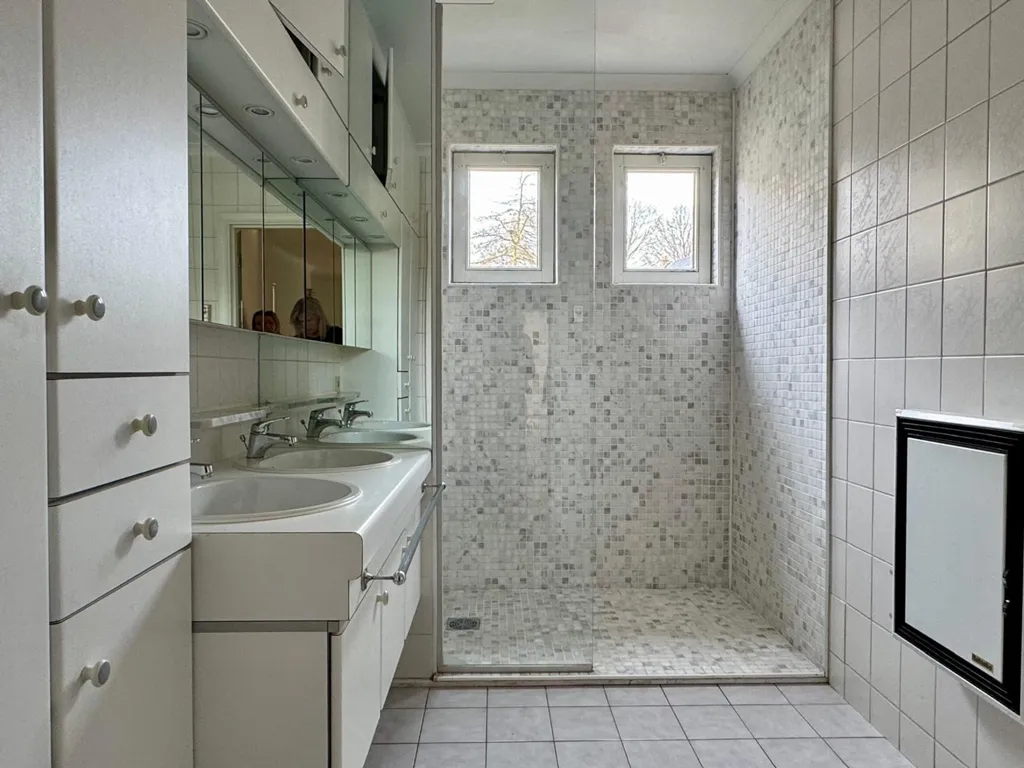 Salles de bain - Bungalow avec Jardin dans un Quartier Calme à Aartselaar