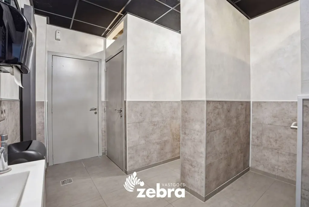 Salles de bain - Commerce et Appartement en Centre-ville à Pittem
