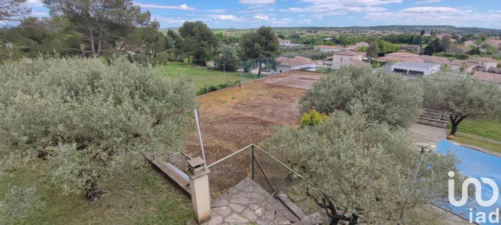 Vue aérienne - Maison traditionnelle avec vue panoramique et piscine à Alès