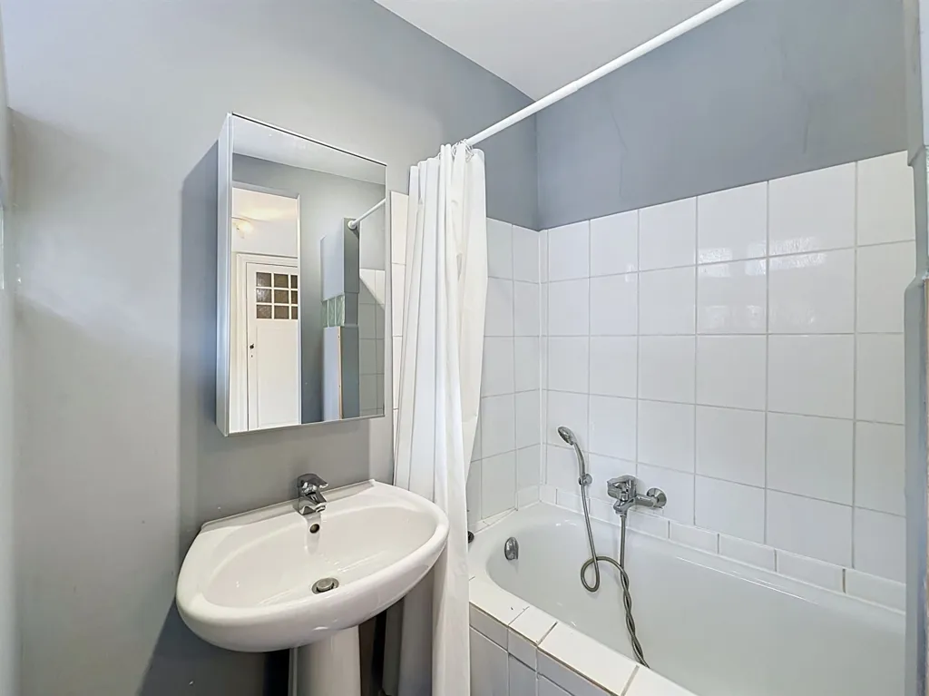 Vannitoad - 5-Bedroom House with South Terrace in Châtelain