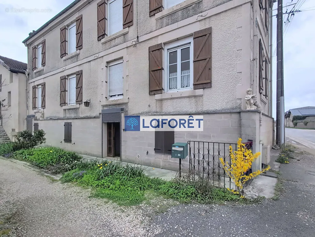Välivaade - 6-Bedroom House with Courtyard in Saint-Dizier