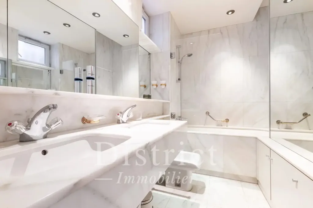Vannitoad - 5-Piece Apartment with Balcony in Triangle d'Or