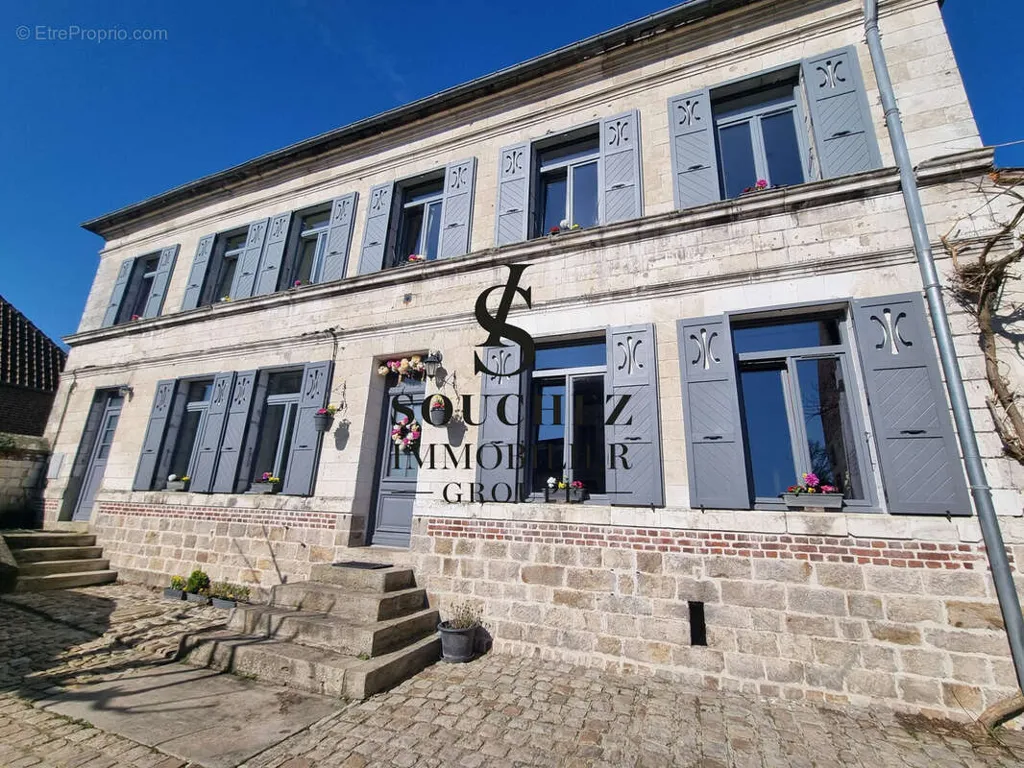 Extérieur - Bâtisse en Pierres avec Jardin à Mont-Saint-Éloi