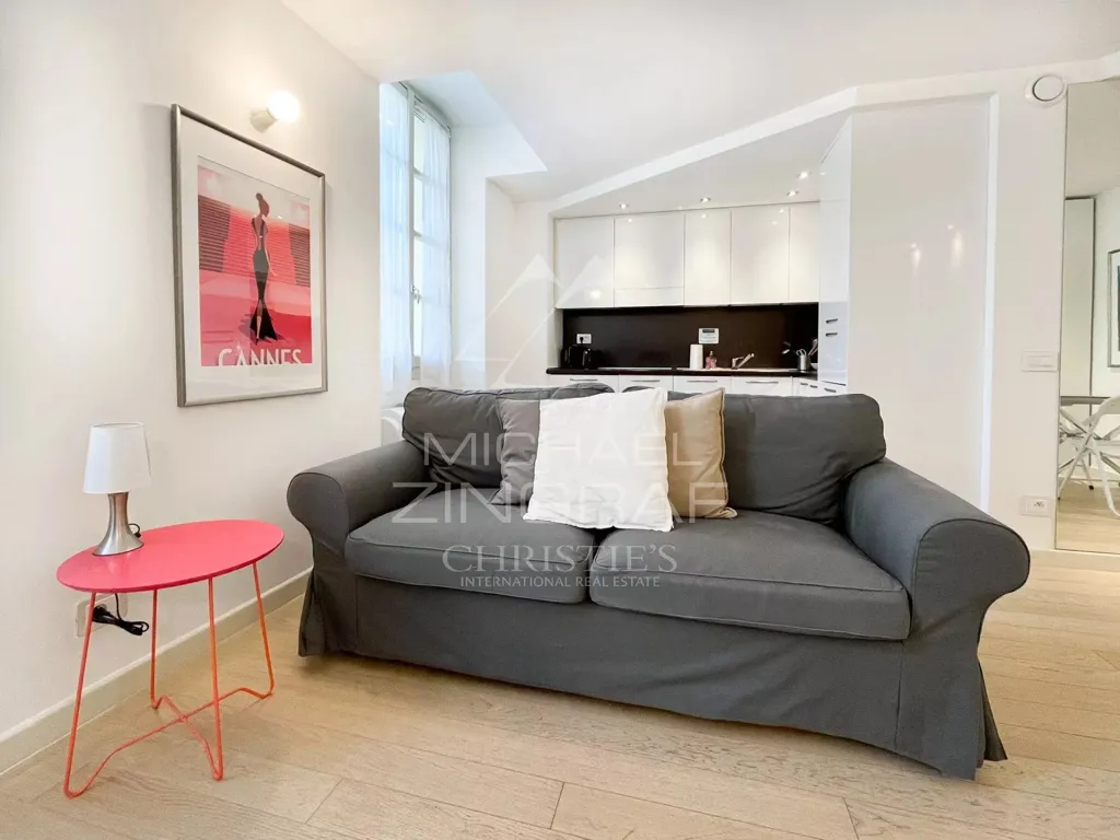 Séjour - Studio Rénové avec Vue Est au Centre de Cannes