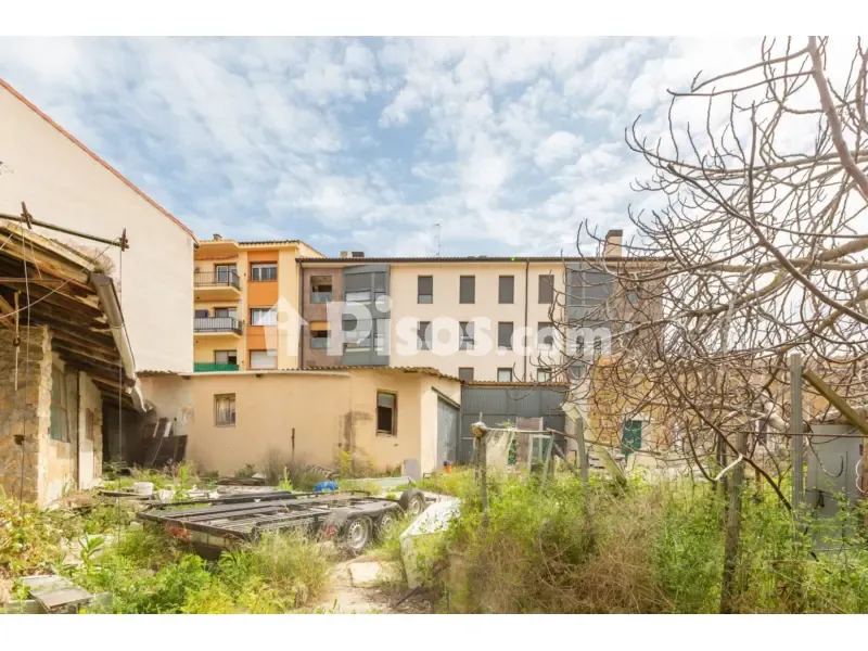 Garden - Mixed-Use Property with Dual Access in Tafalla