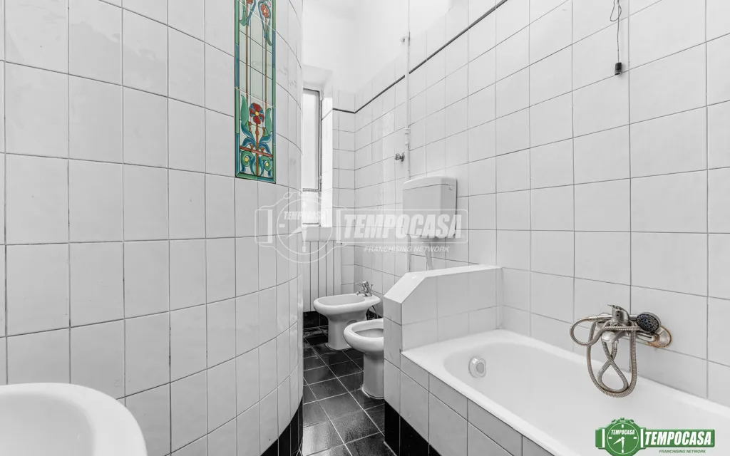 Salles de bain - Three-Bedroom Apartment in Historic Building, Milan