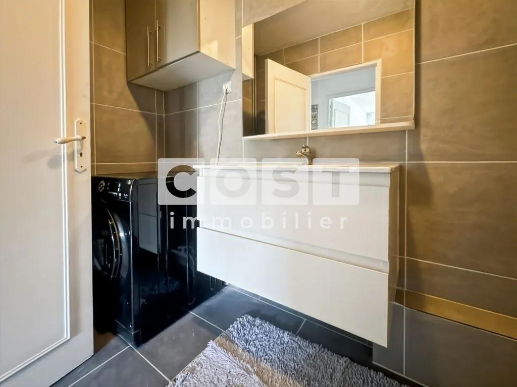 Bathrooms - Luxury Flat with Balcony in Courbevoie