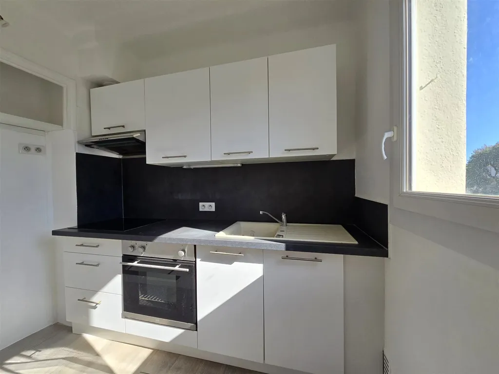 Cuisine - Studio Rénové avec Vue Mer à Saint-Raphaël