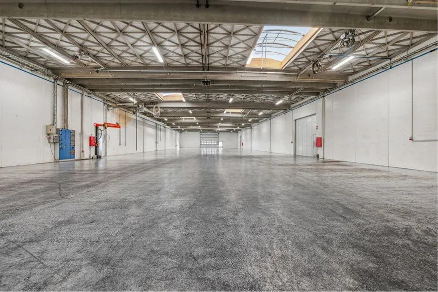 Zimmer - Warehouse with High Ceiling in Kjellerup