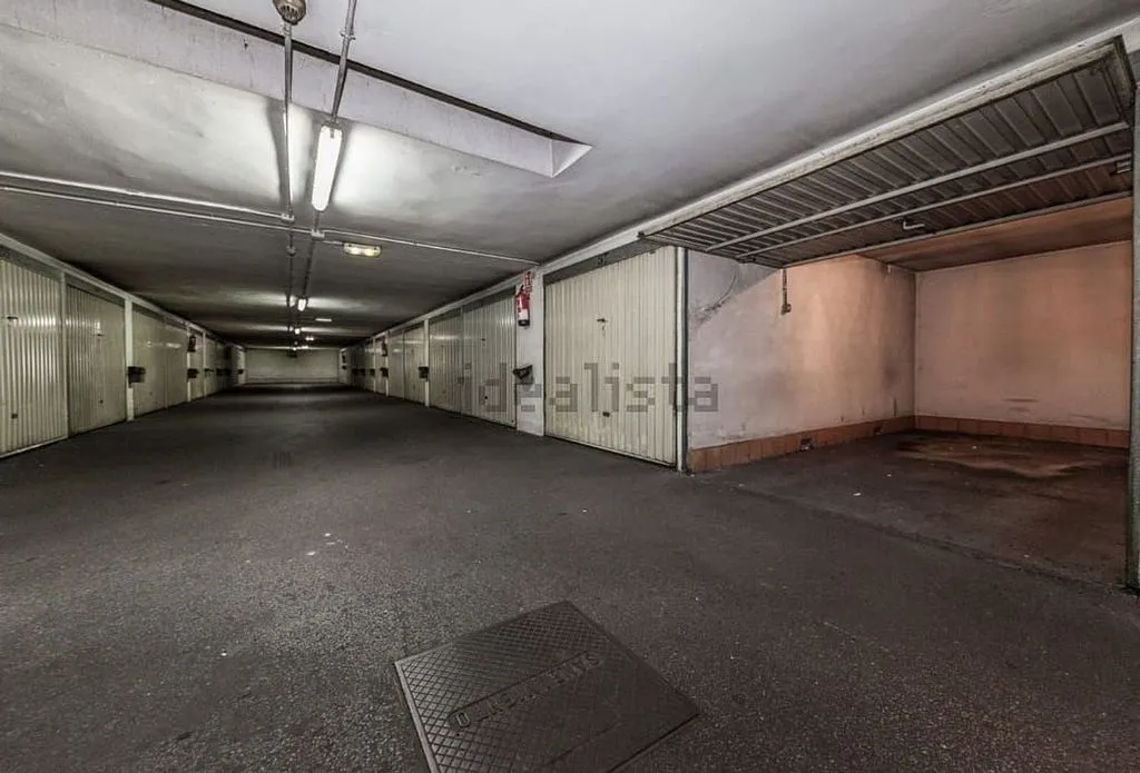 Garaaž - 3-Bedroom Flat with Garage in El Llano, Gijón