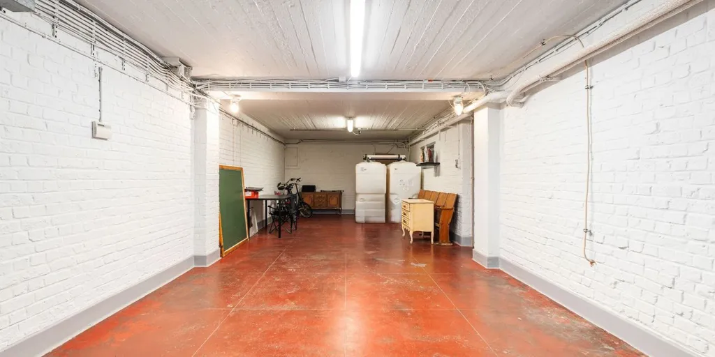 Garage - Stately Townhouse with Pool in Aalst