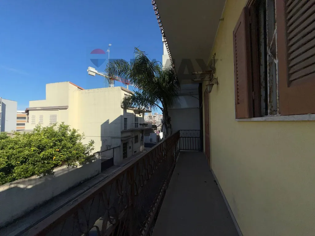 Balcone - Three-Bedroom Apartment with Balcony in Modugno