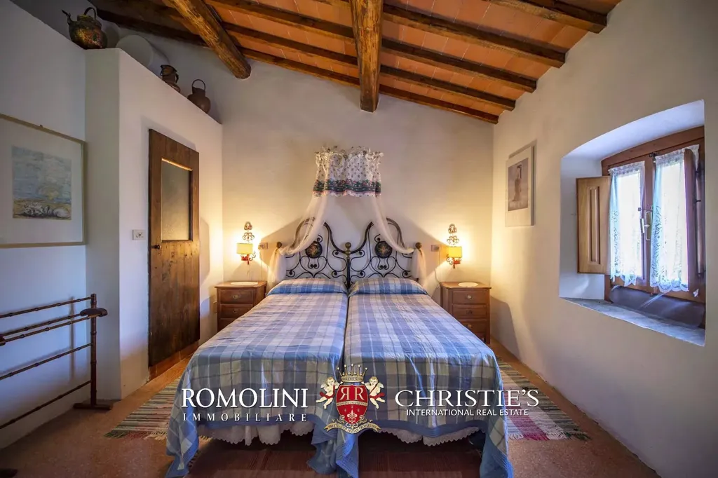Bedrooms - Villa with Vineyard and Pool near Florence