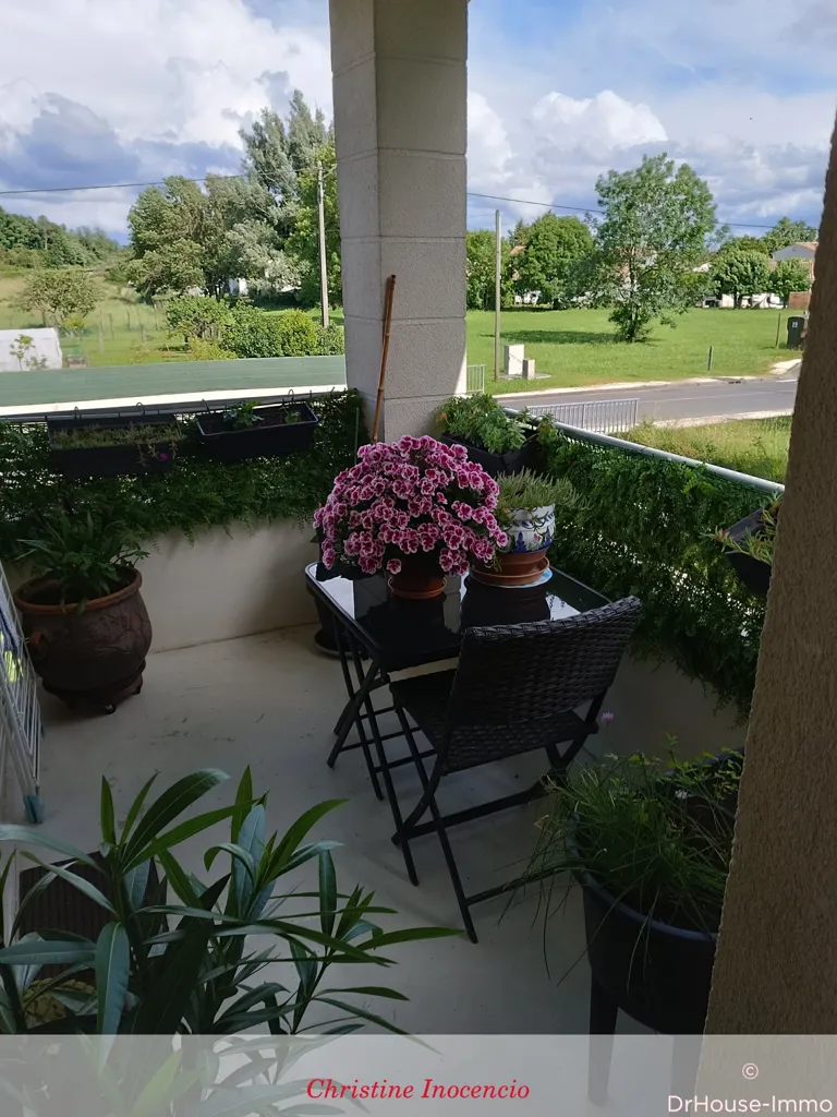 Rõdu - Bright Apartment with Pool in Coutras