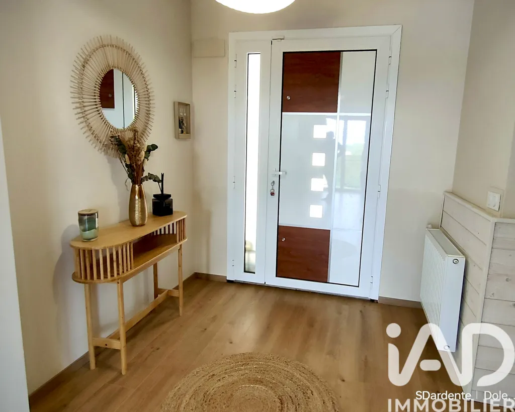 Entrée - Maison Traditionnelle Rénovée avec Balcon à Dole
