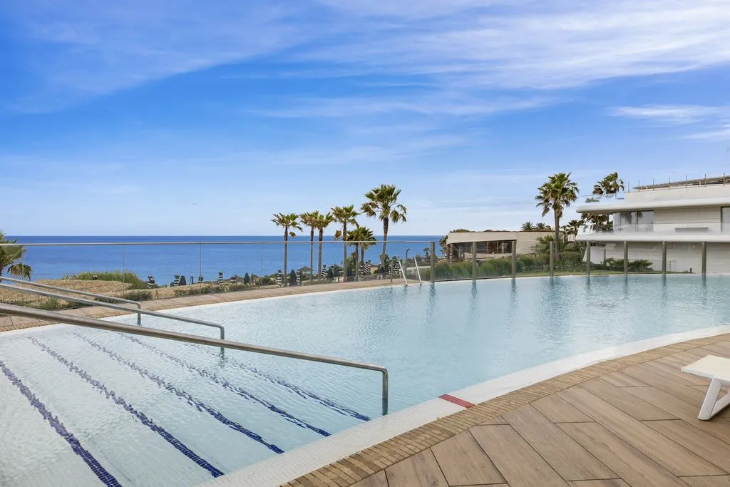 Piscine - Beachfront Luxury Apartment in Estepona