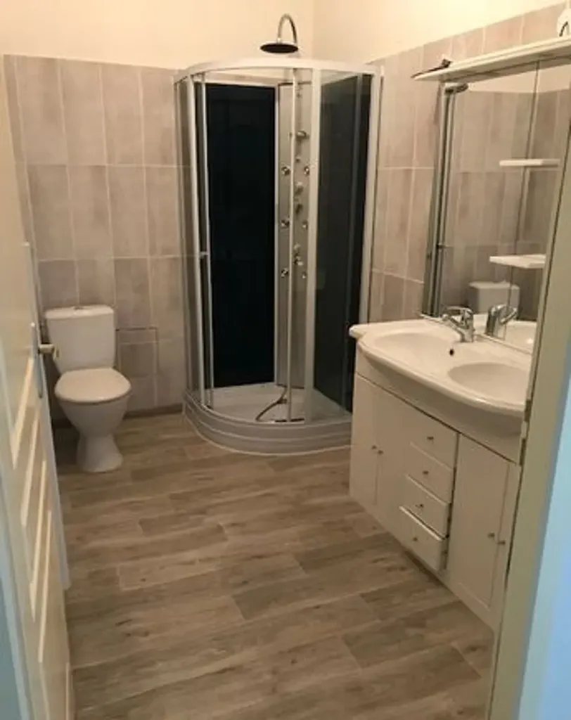 Salles de bain - Maison Neuf avec 4 Chambres à Monsegur