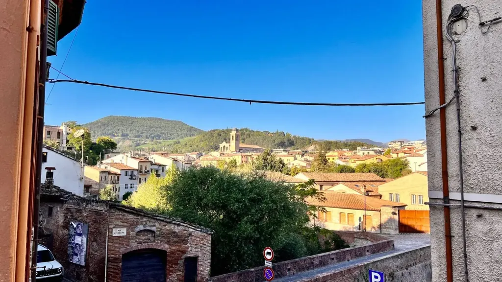 Rõdu - Historic Townhouse with Courtyard in Fabriano