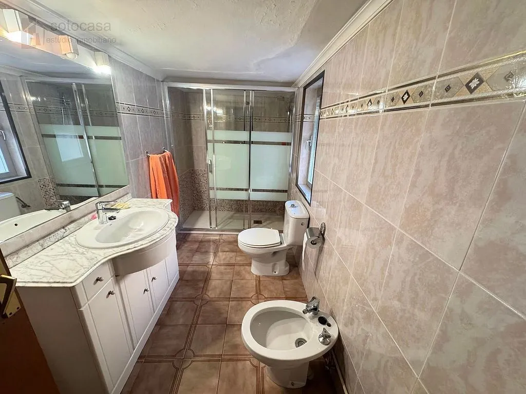 Vannitoad - Six-Bedroom House with Large Plot in Renedo de Esgueva