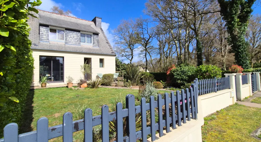 Extérieur - Maison avec terrasse en bois à Saint-Yvi