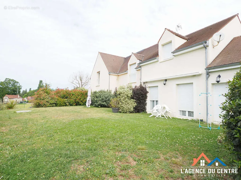 Aed - Mixed-Use Property with Garden in Guitrancourt