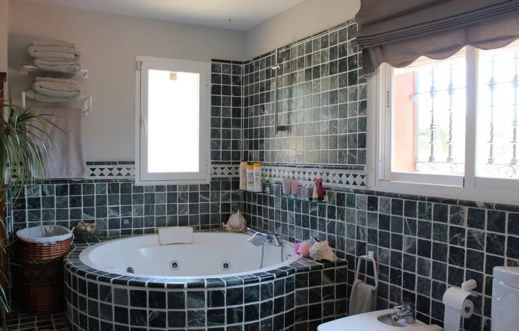 Salles de bain - Andalusian Villa with Pool in Estepona