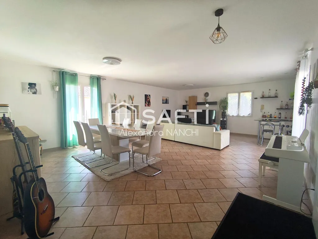 Söögituba - 5-Bedroom House with Pool in Saint-Vulbas