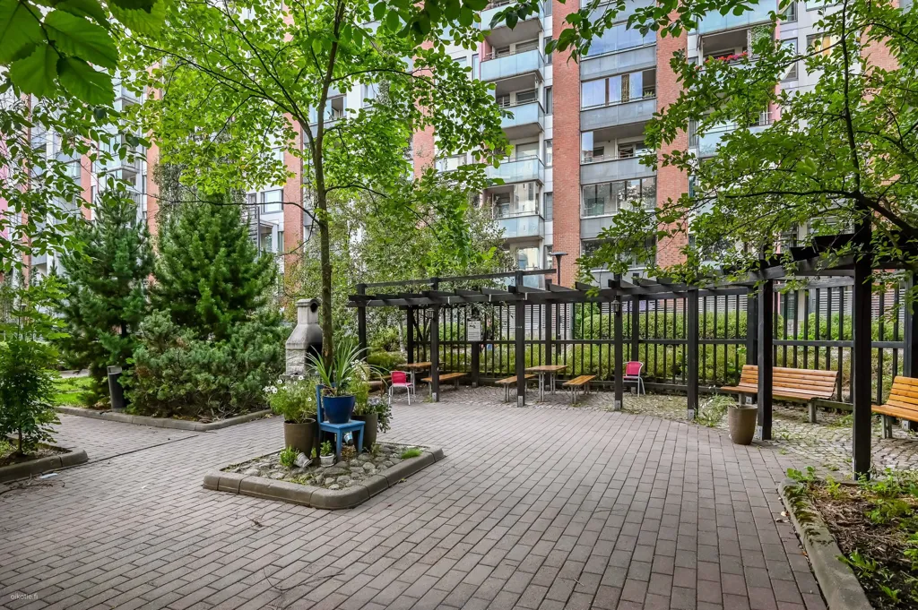 Garden - Renovated Flat with Private Sauna in Sörnäinen