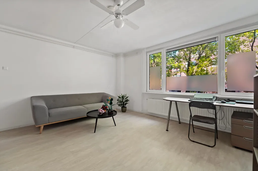 Studio - Modernised 2-Bedroom Flat with Church Tower View in Delft